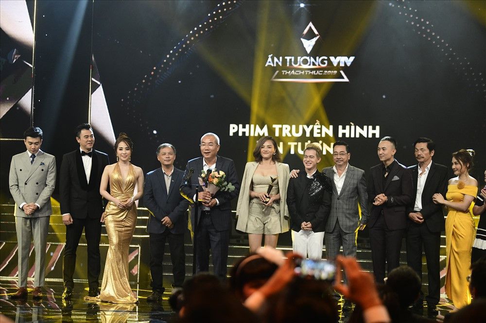Nữ diễn viên Thu Quỳnh khi lên nhận giải cho bộ phim Về nhà đi con